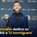 Presentador sonriente con trofeo en los Premios Iris y la pregunta ¿Cuánto cobra [nombre omitido] por programa en La Resistencia?