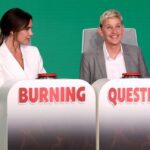 Descubre la vida y talentos de los hijos de David y Victoria Beckham en una imagen de dos presentadoras sentadas detrás de paneles con botones rojos y los letreros 'BURNING' y 'QUESTIONS' sobre un fondo verde.