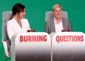 Descubre la vida y talentos de los hijos de David y Victoria Beckham en una imagen de dos presentadoras sentadas detrás de paneles con botones rojos y los letreros 'BURNING' y 'QUESTIONS' sobre un fondo verde.