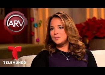 Mujer entrevistada en un set de Telemundo con logotipos visibles y expresión reflexiva, Luis Fonsi: Descubre las parejas que marcaron su vida amorosa