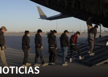 Grupo de personas esposadas subiendo por la rampa de un avión militar al atardecer, De dónde es Gazir: descubre la tierra del freestyler asturiano