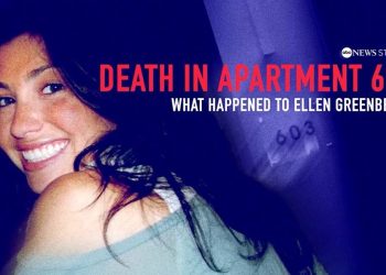 Retrato de una mujer sonriendo junto a un póster documental que menciona 'Death in Apartment 603' y plantea un misterio; La sorprendente razón por la que el regreso del drama criminal de la estrella de Death in Paradise se retrasa ¡No te lo vas a creer!
