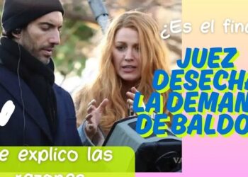 Dos personas junto a equipo de filmación con un titular llamativo que alude a un fallo judicial sobre una demanda
