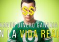 Retrato frontal de un hombre con camiseta verde y símbolos de dólar sobre los ojos, acompañado de texto grande que pregunta cuánto dinero ganaría en la vida real.
