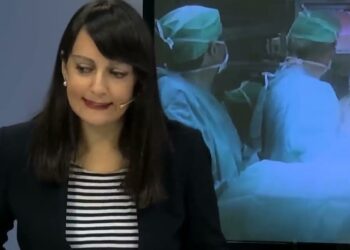 Presentadora frente a imágenes de quirófano informando sobre El difícil momento de la princesa Kate que conmueve a su familia tras el diagnóstico de cáncer