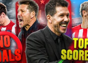 Entrenador en traje sonriendo y gesticulando junto a jugadores con camisetas rojiblancas y textos NO GOALS y TOP SCORERS