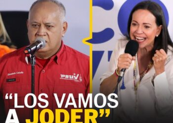 Dos personas hablando en un montaje dividido con micrófonos, lema contundente y logo editorial, imagen descrita sin identificar a los individuos por motivos de privacidad.