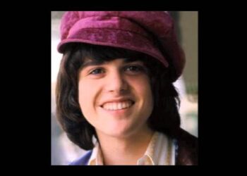 Joven sonriente con gorra color vino y cabello oscuro, mirada cercana y cálida; Donny Osmond revela un secreto sorprendente sobre sus cinco hijos que no querrás perderte