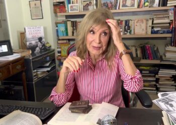Mujer mayor en un despacho rodeada de libros, pensativa, imagen para el artículo ¿Qué fue de Marisol? La sorprendente vida actual de Pepa Flores
