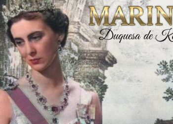 El sorprendente secreto de una duquesa a sus 92 años que nadie conocía, ¡23 años después de su retiro!, retrato regio con diadema, banda y collar de joyas.