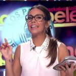 Presentadora en plató televisivo con gafas sosteniendo un dispositivo, ¿Cuánto cobra Antonio García Ferreras? Descubre su salario real