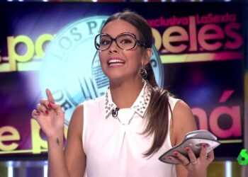 Presentadora en plató televisivo con gafas sosteniendo un dispositivo, ¿Cuánto cobra Antonio García Ferreras? Descubre su salario real