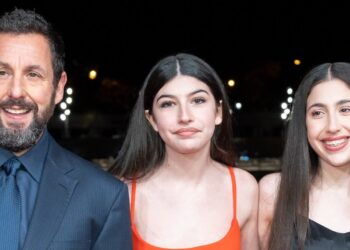 La entrañable familia: amor, risas y secretos, tres personas sonrientes en alfombra roja por la noche