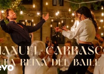 Cartel festivo con bailarines en una fiesta nocturna y texto promocional: ¿De dónde es Manuel Carrasco? Descubre su origen y raíces musicales