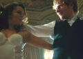 Pareja bailando en un salón elegante con gestos cariñosos y luz cálida, La familia de Ed Sheeran: secretos, alegrías y momentos emotivos