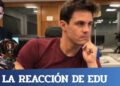 ¿Cuánto cobra Edu Aguirre en El Chiringuito? Descúbrelo aquí: presentador pensativo en plató junto a imagen de un futbolista con galardón