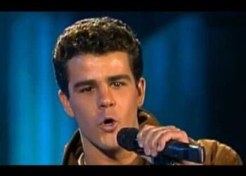 Hijos de Eduardo Capetillo: descubre sus vidas y talentos ocultos — hombre joven cantando con micrófono sobre fondo azul.