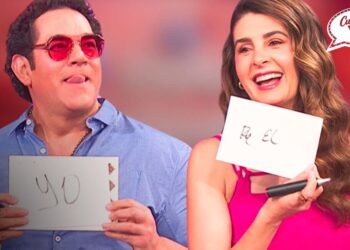 Cuántos hijos tiene Eduardo Santamarina: descubre su familia numerosa, dos personas sonrientes sosteniendo tarjetas en un programa de televisión.