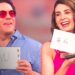 Cuántos hijos tiene Eduardo Santamarina: descubre su familia numerosa, dos personas sonrientes sosteniendo tarjetas en un programa de televisión.
