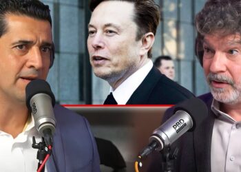 Hijos de Elon Musk: descubre la sorprendente familia del magnate en una miniatura de podcast con dos presentadores frente a micrófonos y un retrato central del empresario