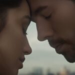 Pareja en primer plano con las frentes juntas en un gesto íntimo, Enrique Iglesias y sus hijos: descubre cuántos son y sus nombres