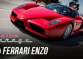 Ferrari Enzo rojo en movimiento sobre carretera con logo y título del programa visible, Hijos de Enzo Ferrari: legado, secretos y la historia familiar