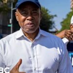 Eric Adams celebra en un exclusivo club con Denise Rich tras abandonar la carrera por la alcaldía y lo que sucedió te sorprenderá