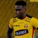 La familia de Eric del Castillo: amor, legado y sorpresas emocionantes 13 Jugador de fútbol con camiseta amarilla y expresión seria frente a tribunas desenfocadas, La familia de Eric del Castillo: amor, legado y sorpresas emocionantes