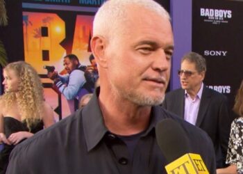 Persona en alfombra roja con micrófono de revista de entretenimiento, rompe el silencio y revela su dolor en la primera entrevista tras su devastador diagnóstico de ELA