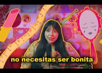 Mujer frente a micrófono en set colorido con ilustraciones y texto 'no necesitas ser bonita'.