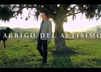 Hombre de pie bajo un árbol en un prado al atardecer con abrigo claro junto a una vaca; Descubre el abrigo de camello de M&S que es el clon perfecto del de la princesa Kate por solo £56