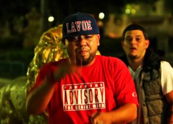 Dos hombres en una escena urbana nocturna, estilo vida 4 con ropa casual y gorra.