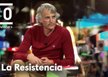 Retrato en plató televisivo de un invitado en La Resistencia; ¿De dónde es Jesús Calleja? Descubre su origen y raíces leonesas