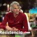 Retrato en plató televisivo de un invitado en La Resistencia; ¿De dónde es Jesús Calleja? Descubre su origen y raíces leonesas
