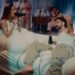 Pareja cantando en una cama sobre un escenario íntimo, La familia de Evaluna Montaner: secretos, amor y conexiones únicas