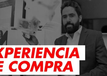 Hombre con traje y barba sosteniendo billetes junto al rótulo 'EXPERIENCIA DE COMPRA' — ASOS: Descubre de dónde es y su impacto en la moda global