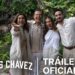 Cuatro personas sonrientes junto a un cenote en un tráiler promocional, La familia de Chávez: secretos, fortuna y su legado impactante