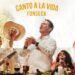 Grupo celebrando alrededor de una mesa con música, velas y comida, La familia de Fonseca: secretos, amor y momentos inolvidables.