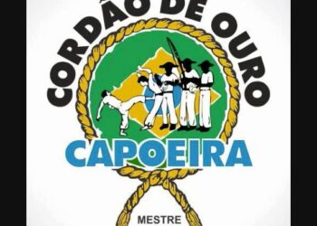 Logo de Cordão de Ouro con siluetas de capoeira sobre un mapa de Brasil enmarcado por una cuerda; Descubre la fascinante historia de la familia Ouro y su legado.