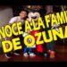 La familia de Ozuna: descubre su vida y momentos más emotivos en una foto familiar junto a un personaje de parque temático.