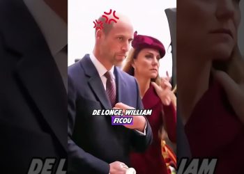 Pareja vestida formalmente en un servicio de villancicos con gestos y miradas que expresan sorpresa y concentración