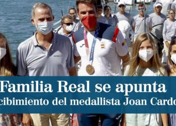 El sorprendente día en que el príncipe William y la princesa Kate celebran por partida doble, ¡no te lo puedes perder! Grupo junto al mar recibe a un medallista con mascarillas y barcos de fondo