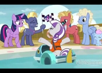 Ponis coloridos celebrando en un muelle mientras una poni con chaleco salvavidas en un bote levanta los cascos, Familia de Twilight Sparkle: secretos y vínculos emocionales.
