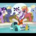 Ponis coloridos celebrando en un muelle mientras una poni con chaleco salvavidas en un bote levanta los cascos, Familia de Twilight Sparkle: secretos y vínculos emocionales.