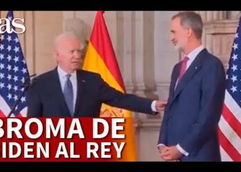 ¿Cuánto cobra el rey? Descubre su sueldo real y sorpréndete en una imagen de encuentro protocolario entre dos hombres de traje frente a las banderas de Estados Unidos y España