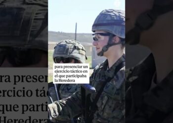 Dos militares con casco y gafas tácticas en un ejercicio al aire libre, Dónde vive Felipe VI: descubre su residencia oficial y secretos