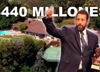 Dónde vive este hombre y su impresionante mansión en Los Ángeles, vista aérea de una casa con piscina y pista de tenis y un hombre con traje mostrando un gesto de aprobación.