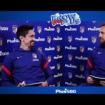 Dos integrantes del Atlético de Madrid en un set promocional con logos del club y el lema Sueldo de Jan Oblak: Descubre su fortuna y cifras impactantes.