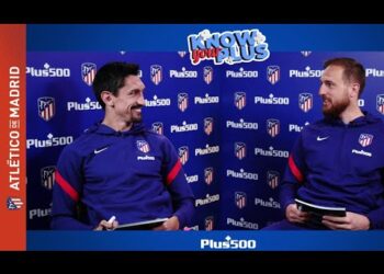 Dos integrantes del Atlético de Madrid en un set promocional con logos del club y el lema Sueldo de Jan Oblak: Descubre su fortuna y cifras impactantes.