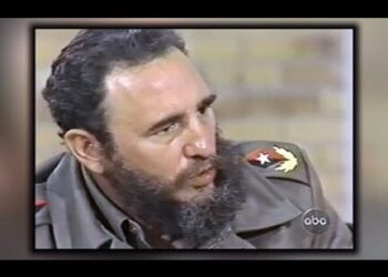 Primer plano de hombre con barba y uniforme militar en entrevista televisiva